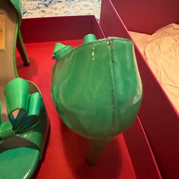 Beautiful Valentino D’Orsay patent leather bow heels in blue /green. Worn twice. - Picture 6 of 11